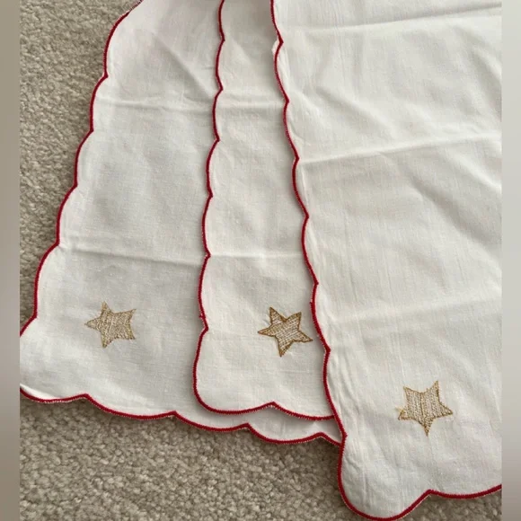 Vintage Embroidered Christmas Tablecloth with Matching Napkins. - Picture 10 of 11